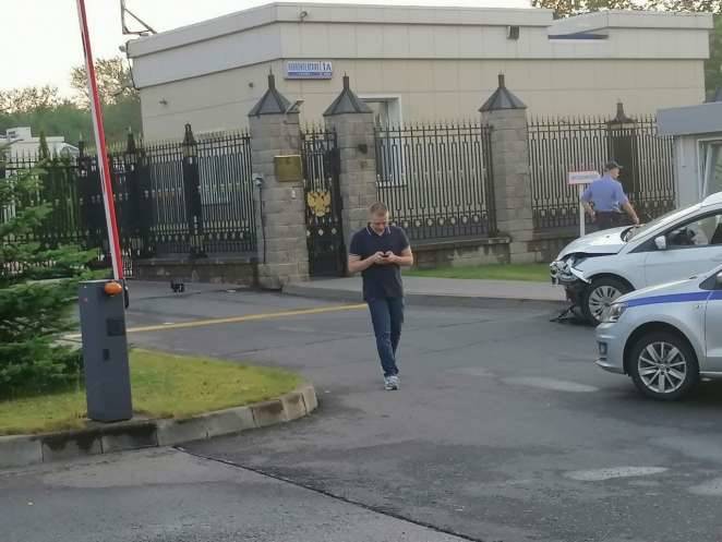 Появилось эффектное видео тарана ворот посольства России в Минске