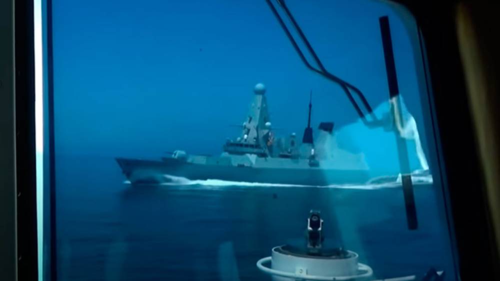 СМИ: секретные документы о проходе эсминца Defender нашли на остановке в Англии