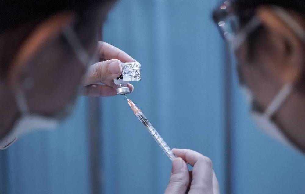 Медики в Сингапуре призвали приостановить вакцинацию против коронавируса среди мальчиков
