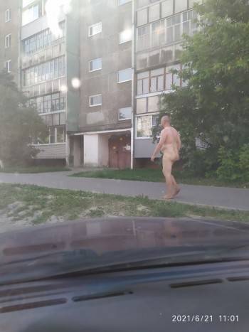 Жара допекла череповчан: голые мужчины стали все чаще гулять по улицам города