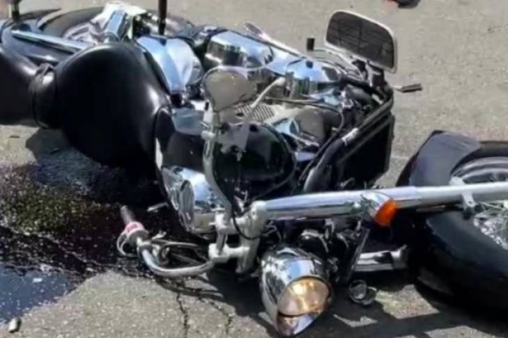 Жуткая авария под Киевом: мотоциклист с девушкой на скорости врезались в авто