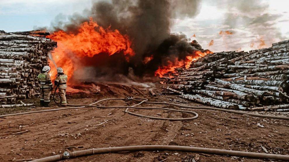 В Удмуртии произошел крупный пожар на штабелях с древесиной (ВИДЕО)
