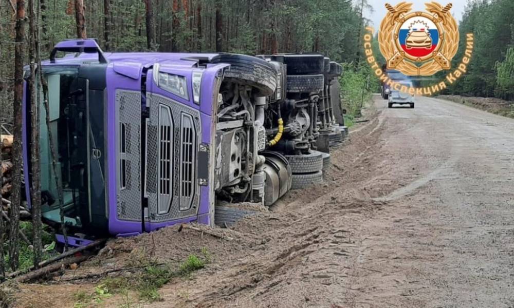 Водитель лесовоза погиб на трассе в Карелии
