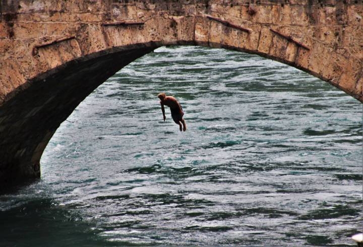 Бросившийся с Дворцового моста после поражения России на Евро-2020 мужчина совершил новый прыжок