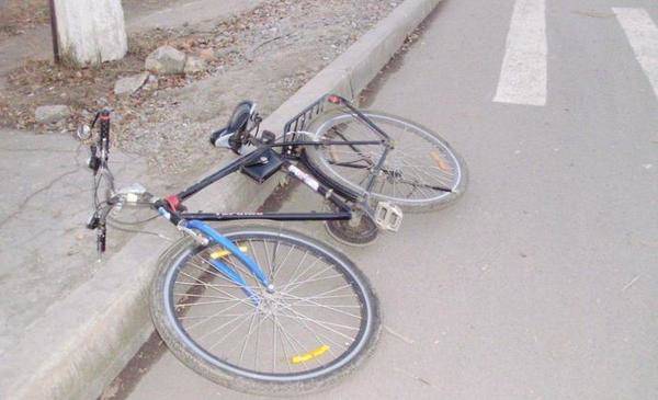 В Тюмени на Пермякова иномарку после столкновения с велосипедистом отбросило на опору знака