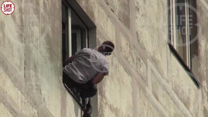 Мужчина с "доказательствами" повис на окне московской многоэтажки