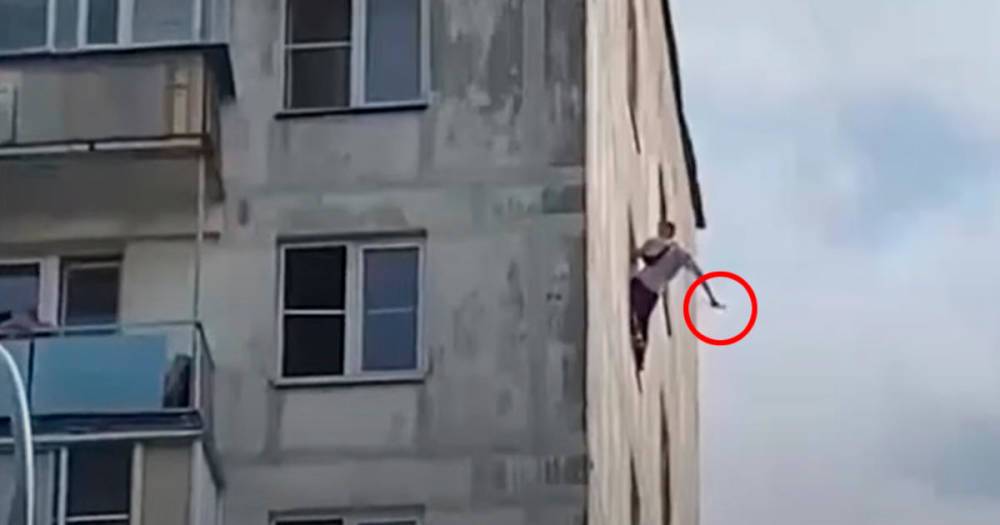 Мужчина с ножом грозится выпрыгнуть из окна на севере Москвы