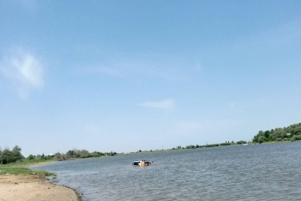 Астраханцы в жару охлаждают авто в реке