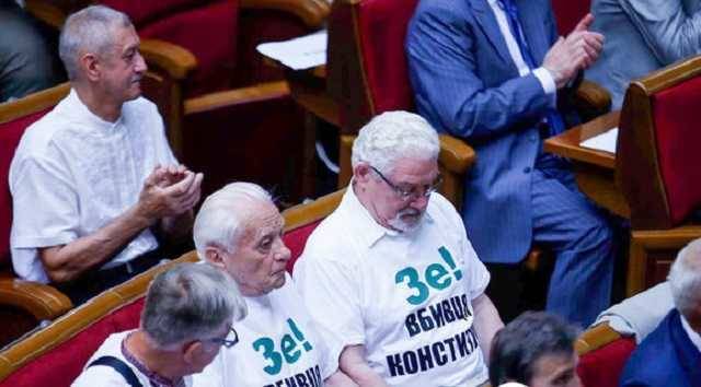 Авторы Основного Закона Хмара и Шишкин встали во время выступления Зеленского в Раде в футболках: "Зе! Убийца Конституции"