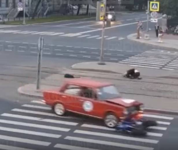 В Петербурге мотоциклист на большой скорости влетел в «копейку» — видео