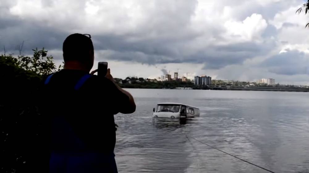 Спасение утонувшего УАЗа в воронежском водохранилище сняли на видео