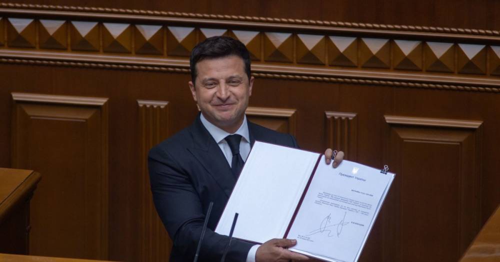 "Не решен единственный вопрос": Зеленский передал ВР законопроект о большом гербе Украины