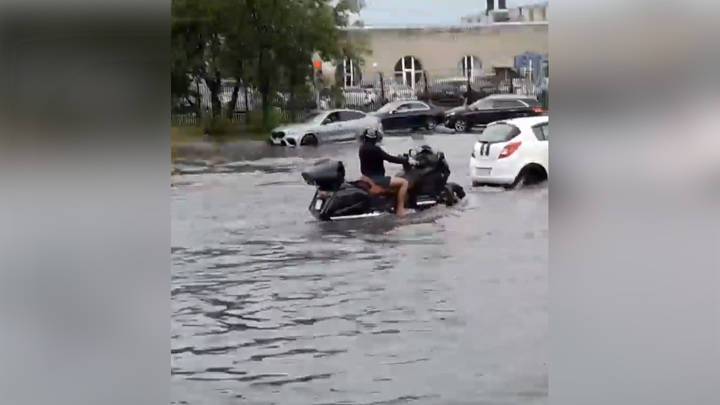 Москвичи делятся кадрами затопленных улиц. Видео