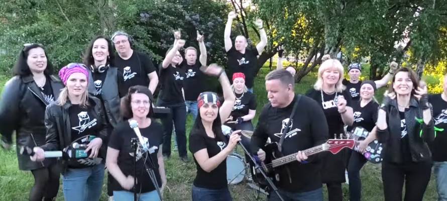 Родители 11-классников лицея Петрозаводска подарили детям на выпускной выступление «рок-группы» (ВИДЕО)
