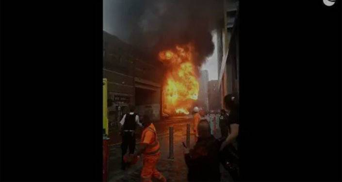 Взрыв прогремел у станции метро в Лондоне. Кадры с места ЧП