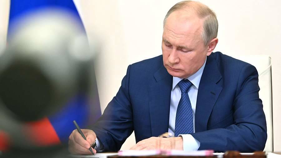 Путин подписал закон о запрете вступления в нежелательные НПО за рубежом