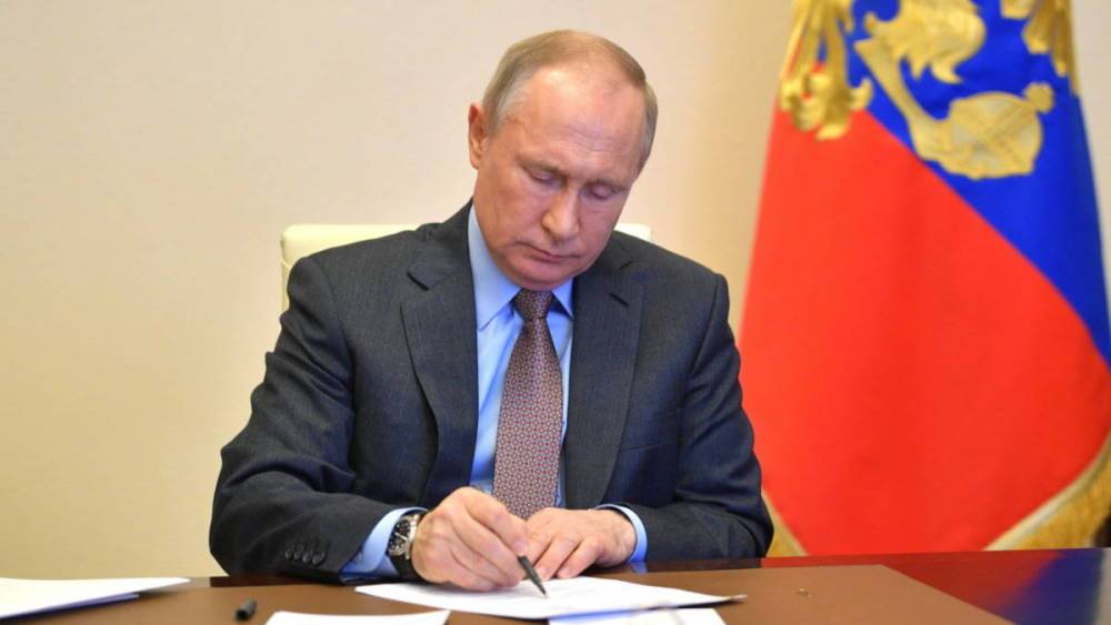 Путин подписал закон о запрете на участие в нежелательных НПО за рубежом