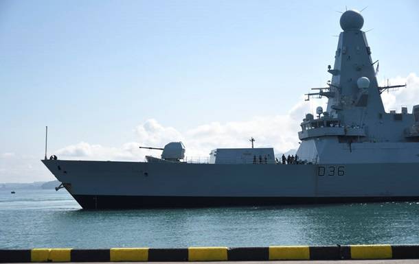 Министр обороны Британии извинился за потерю документов об эсминце у Крыма