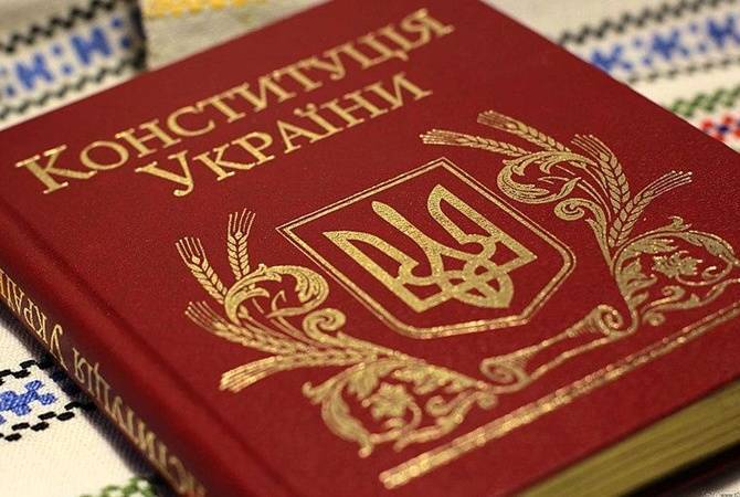 Зеленский наградил орденами двух авторов текста украинской Конституции