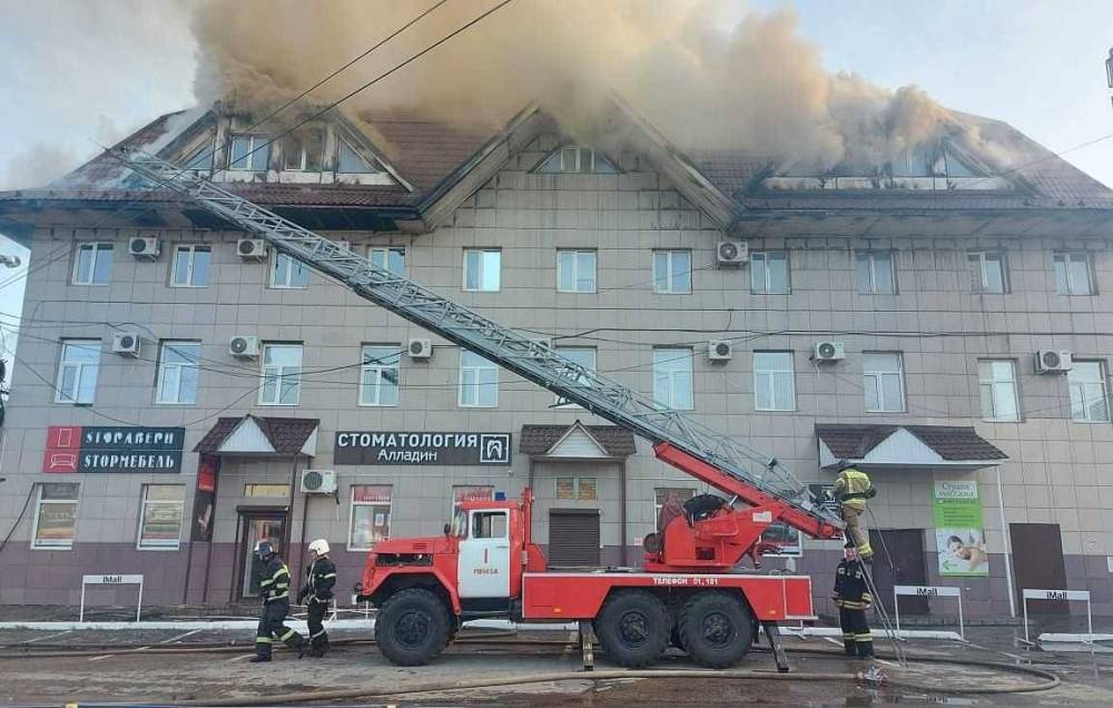 Пожар произошел в трехэтажном ТЦ "Триумф" в Пензе