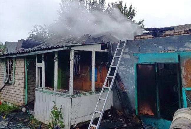 Страшный пожар оставил смоленскую семью без дома, гаража и бани