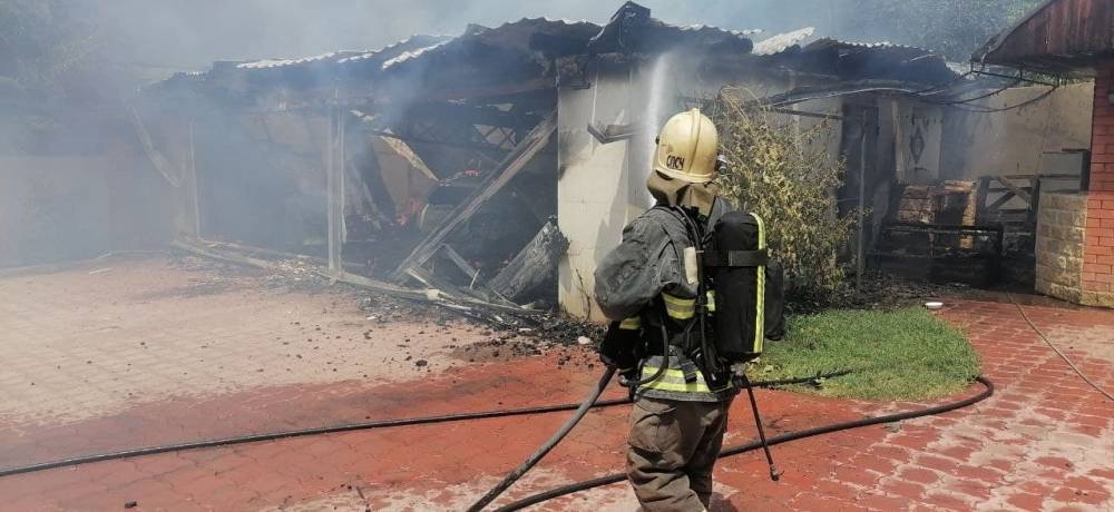 В Астрахани 25 человек больше двух часов тушили крупный пожар в Советском районе