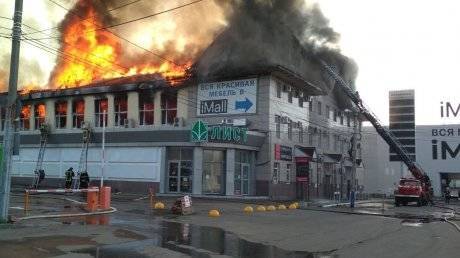 В центре Пензы загорелся крупный торговый центр
