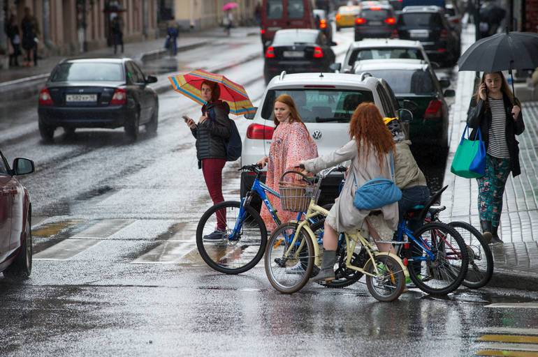 Дожди, грозы и до +23 градусов обещают Петербургу во вторник