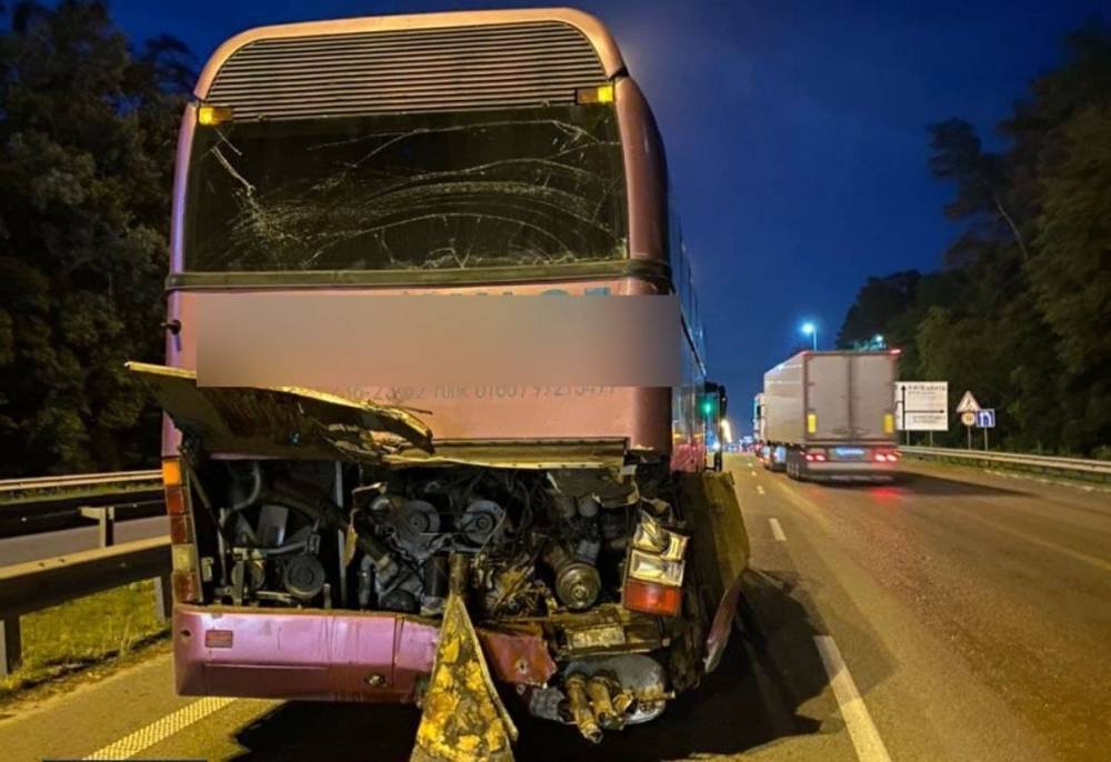 Грузовик влетел в автобус, внутри находилось 40 пассажиров: детали и фото ДТП в Киеве