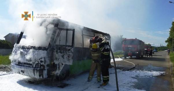 В Харькове автобус сгорел дотла прямо на маршруте (ФОТО, ВИДЕО)