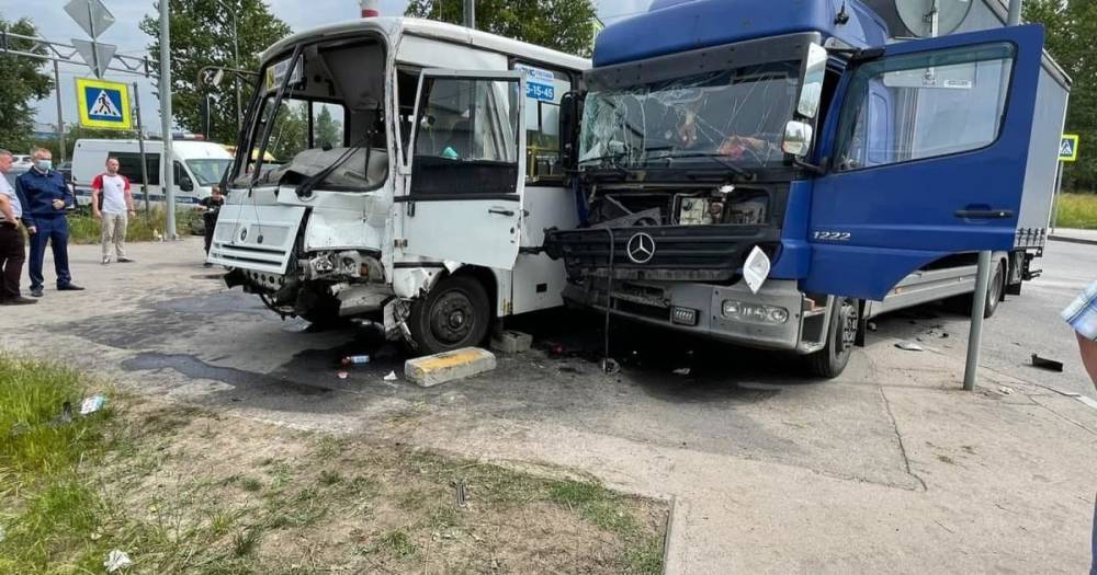 Один человек погиб и четверо пострадали в ДТП с маршруткой в Пушкине