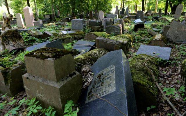 Разорённое еврейское кладбище в Каунасе привлекло внимание правительства США