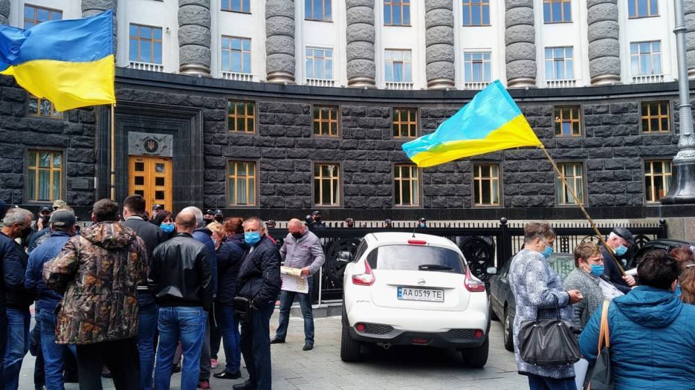 Киевская полиция отобрала у митингующих гроб и венки