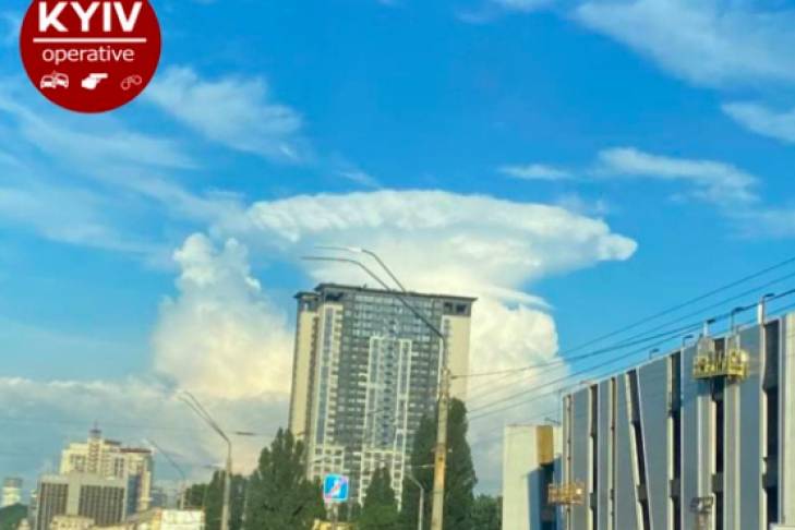 В небе над Киевом заметили необычные облака: впечатляющие фото