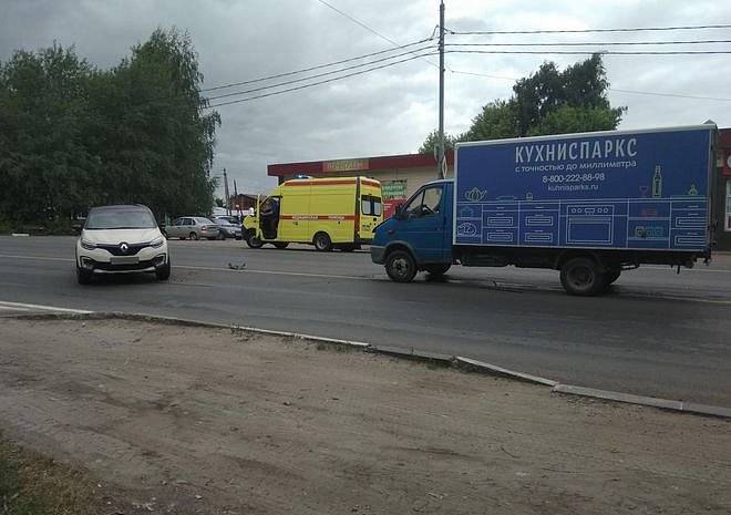 На улице Ситниковской столкнулись Renault и «Газель», есть пострадавший