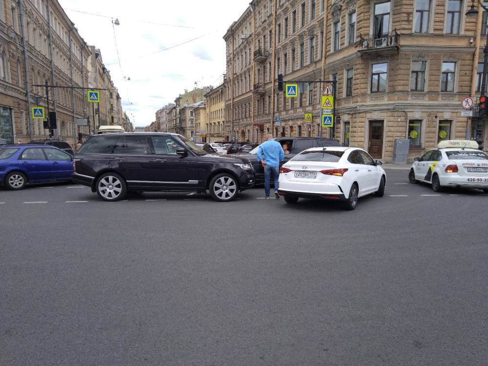 В центре Петербурга случилось тройное ДТП