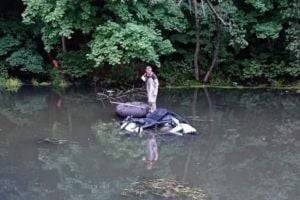 Сын российского топ-чиновника застрял на крыше авто после того, как утопил Tesla в реке
