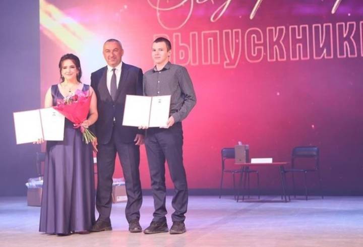 Алексей Брицун поздравил выпускников школ Волховского района с началом взрослой жизни