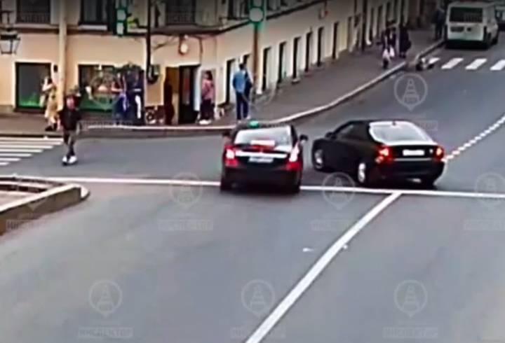 Видео: пешеход чудом выжил в аварии в Адмиралтейском районе