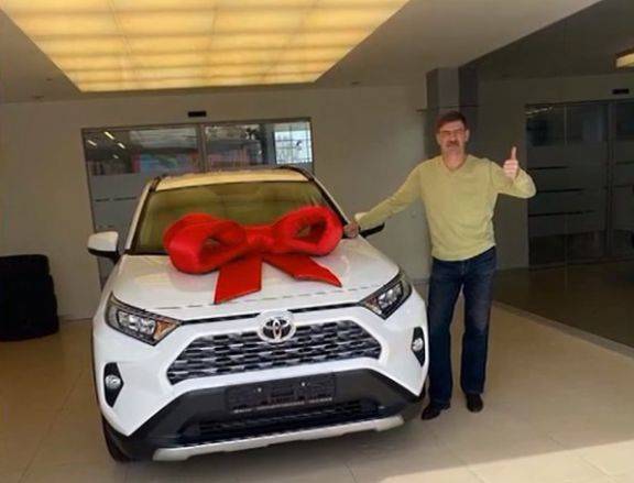 Кузбасский хоккеист Сергей Бобровский подарил первому тренеру дорогой автомобиль
