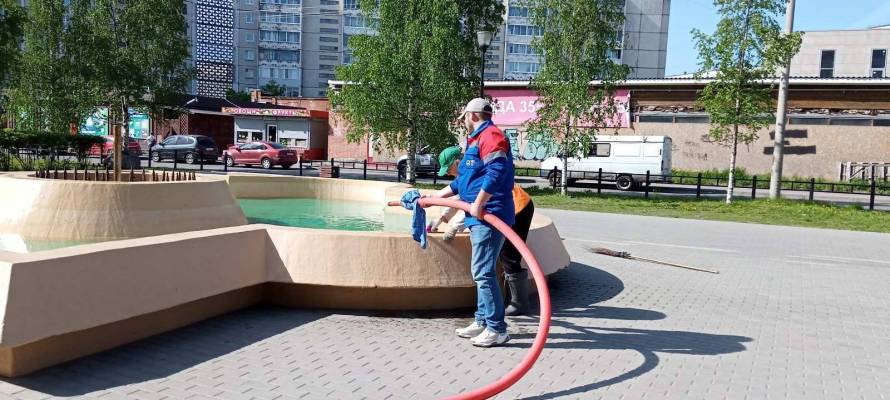 Коммунальщики отмыли от грязи фонтаны в Петрозаводске