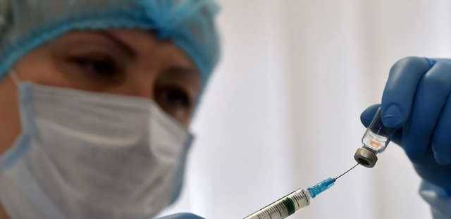 В России заявили, что изобрели вакцину "от любой мутации" COVID-19
