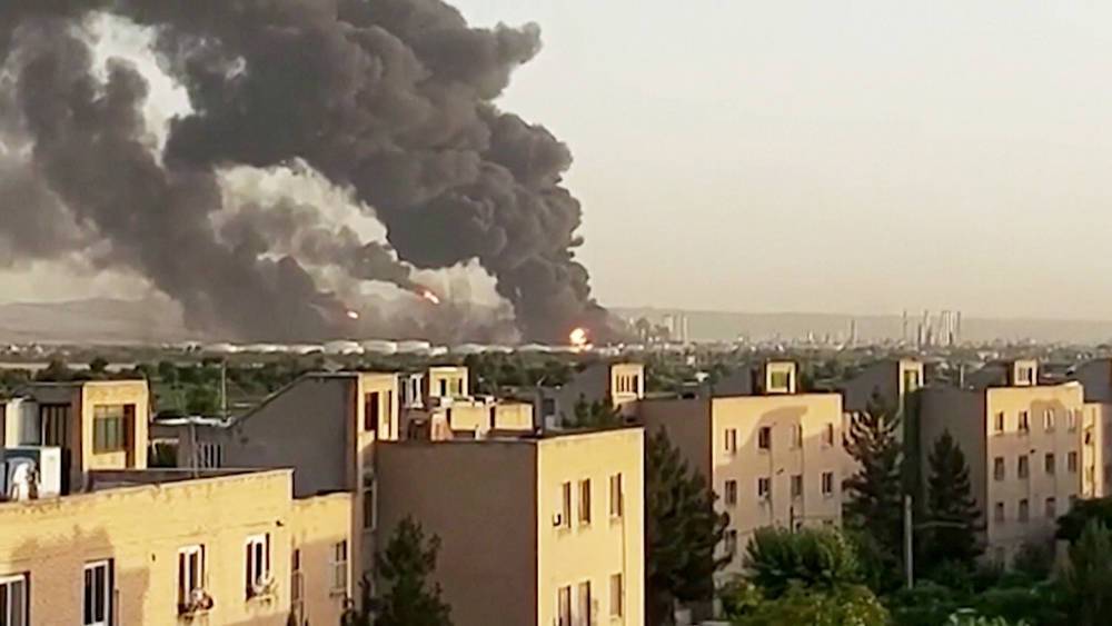 Пожар на нефтеперерабатывающем заводе в Тегеране сняли на видео