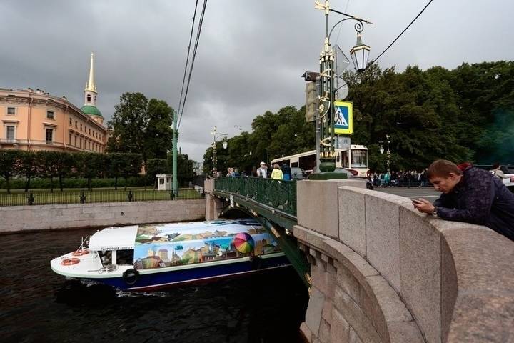 Курьер в Петербурге доставил заказ на крышу теплохода прыжком с моста
