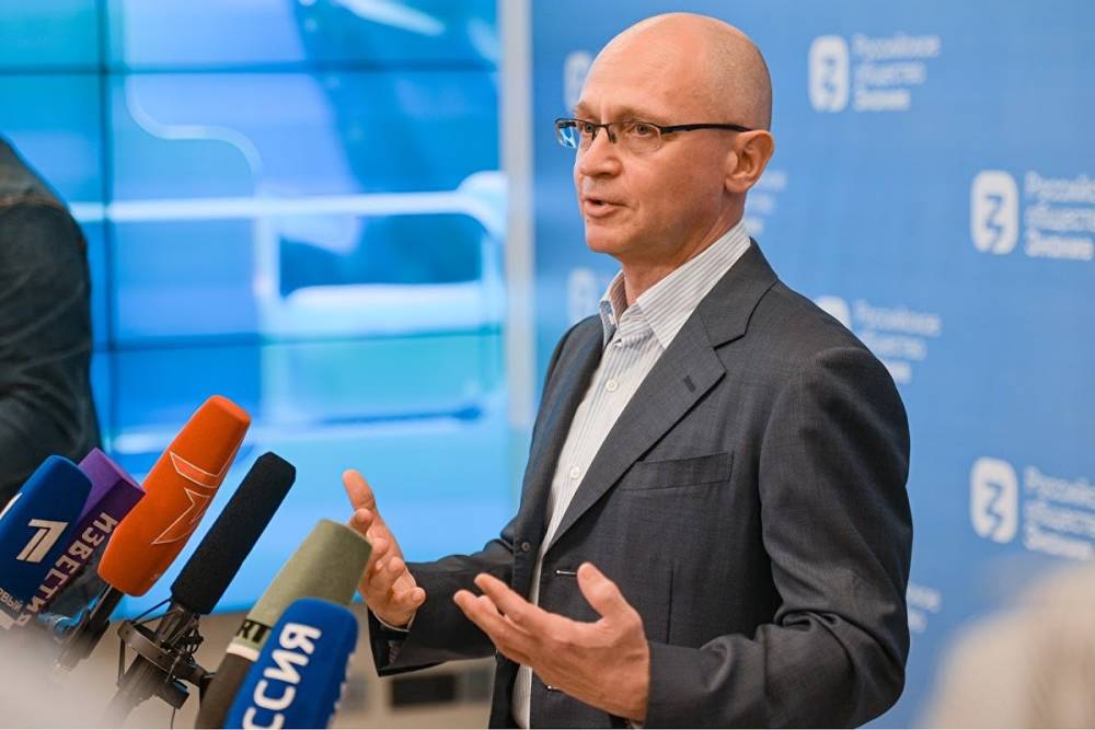 Кириенко рассказал о «фундаментальном запросе» россиян на примере пьющих мужиков в гараже