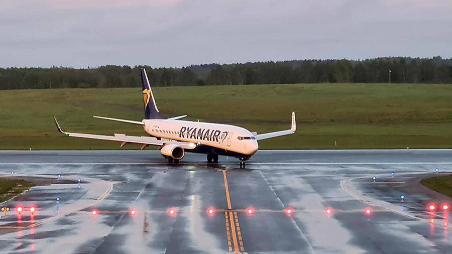 Верховная рада осудила принудительную посадку самолета Ryanair в Минске