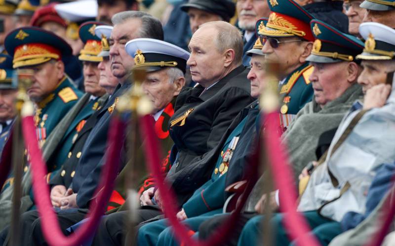 Песков назвал чудовищной ситуацией кражу денег у ветерана, сидевшего с Путиным на параде