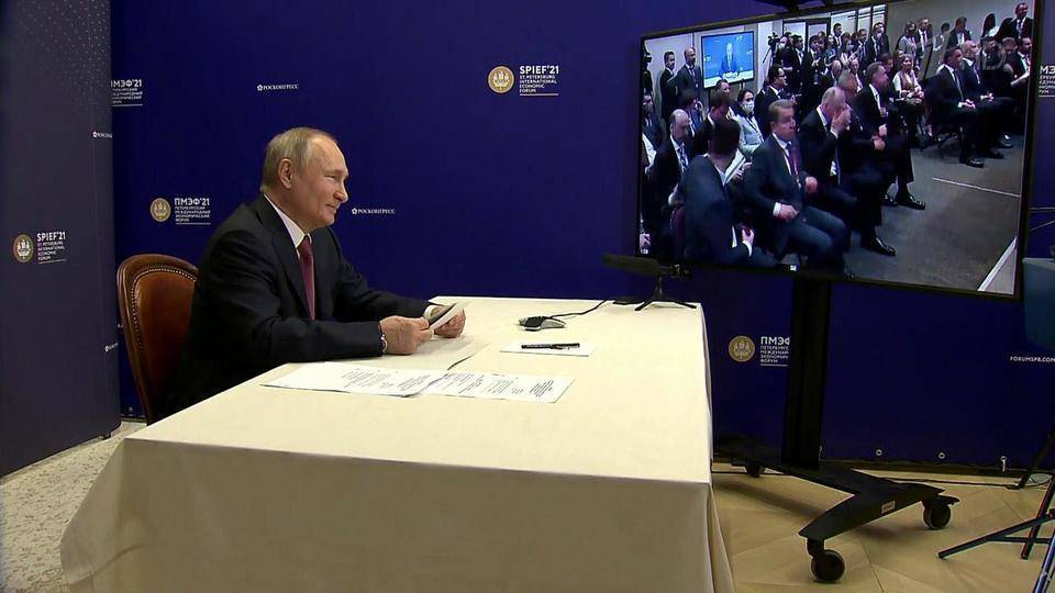 Владимир Путин принял участие в церемонии подписания инвестиционных соглашений в ПМЭФ