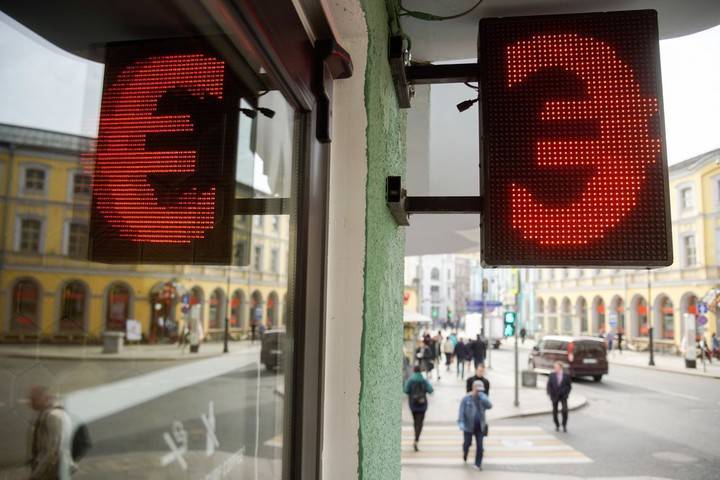Курс евро упал ниже 89 рублей впервые с 1 апреля