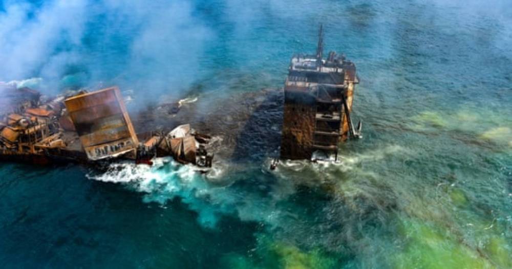 Экологическая катастрофа у Шри-Ланки: власти готовятся к разливу нефти из сгоревшего контейнеровоза